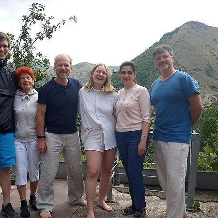 Nnn Guest House Goris Exterior photo