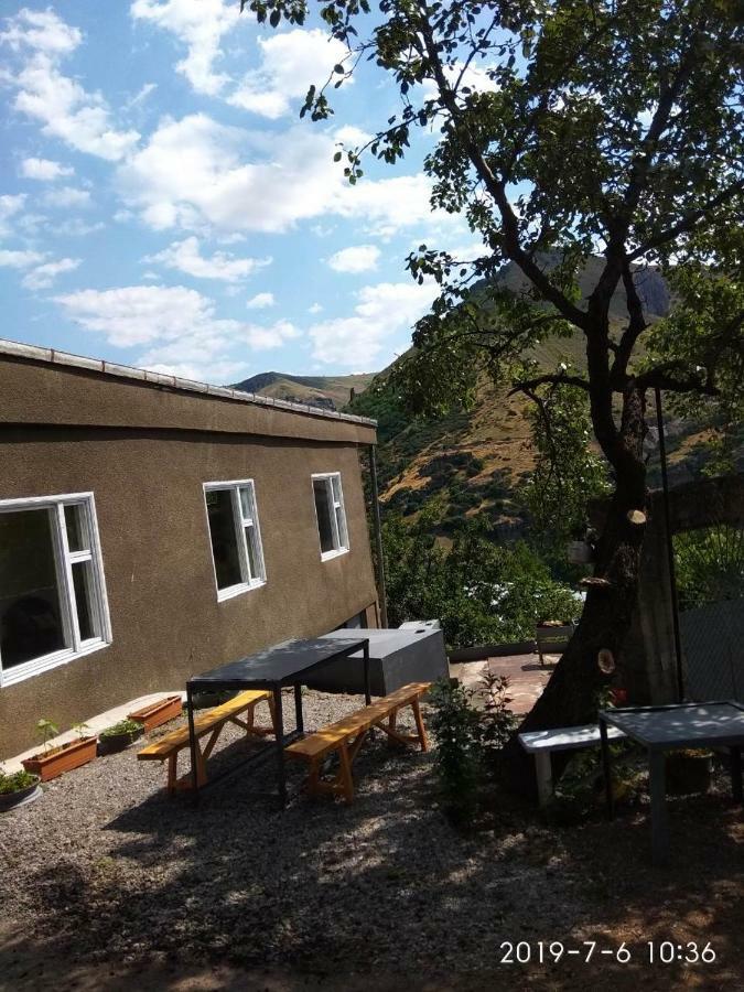 Nnn Guest House Goris Exterior photo